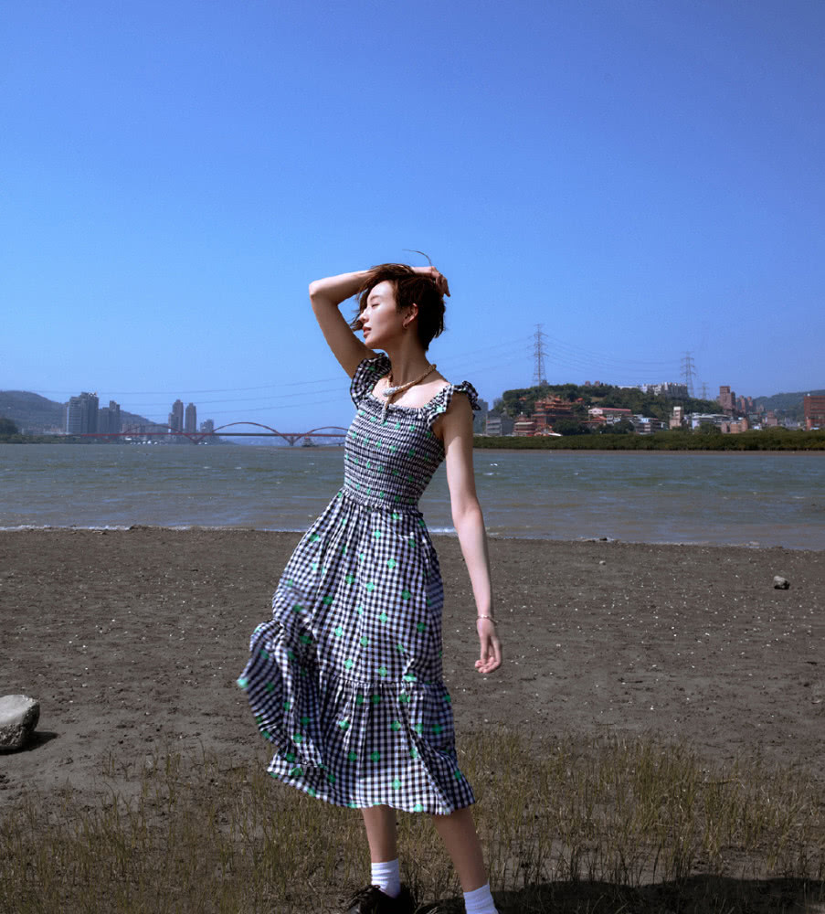 张钧甯短发太惊艳，配格子外套站海边，帅气得像换了个人