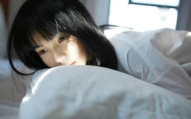 前男友在公交车上解我衣服 那晚月光笼罩让我至今难忘
