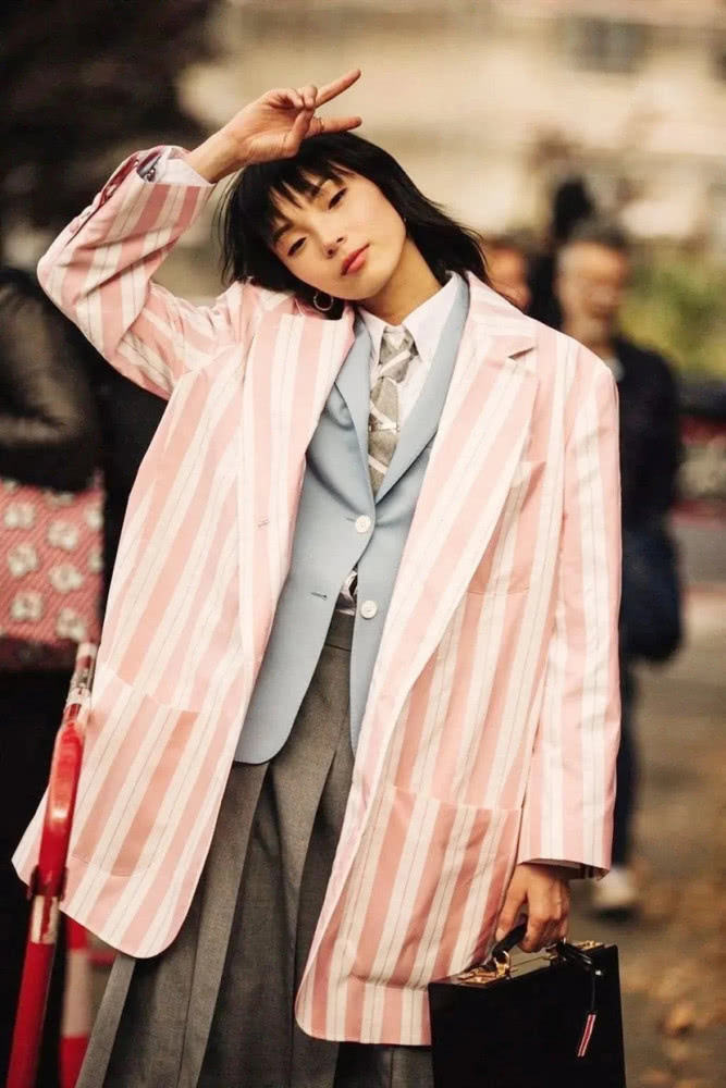 只会穿黑白灰？试试今年爆火的“初恋色”吧，显白还时尚