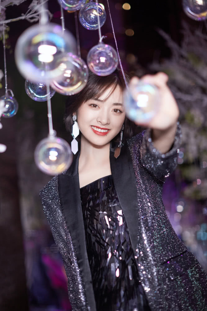沈月花衬衫配西装凹出女强人气场,一点不像1米6
