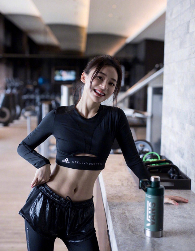 张天爱秀腹肌！马甲线堪比袁姗姗，这身材我酸了