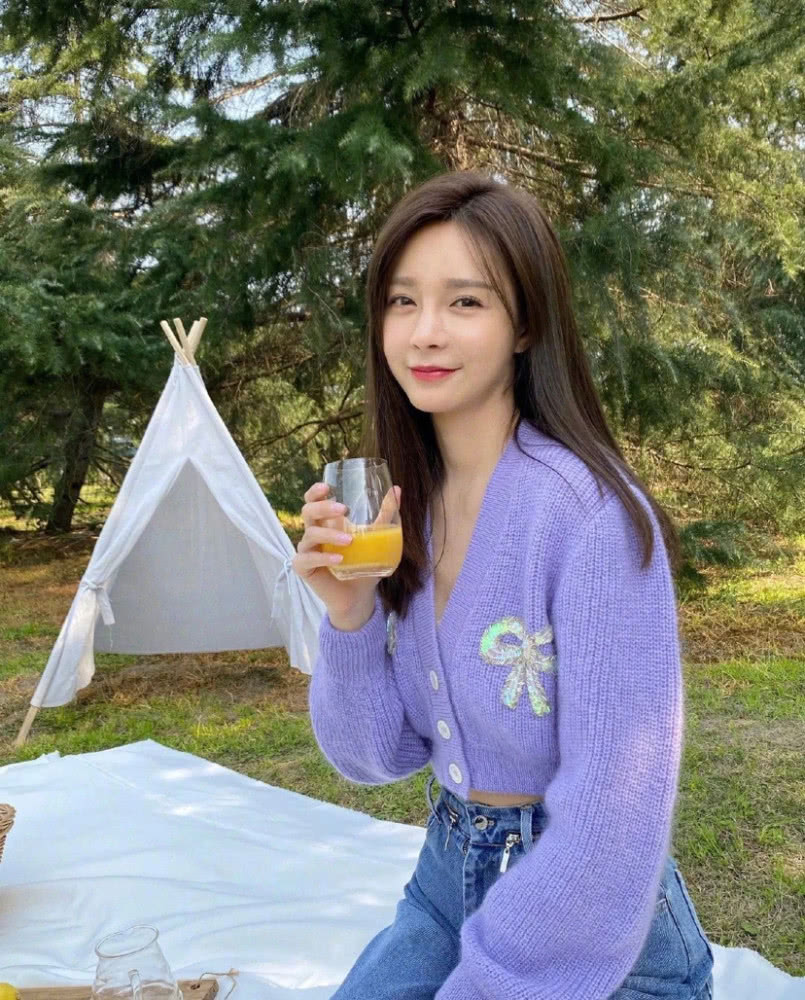 只会穿黑白灰？试试今年爆火的“初恋色”吧，显白还时尚