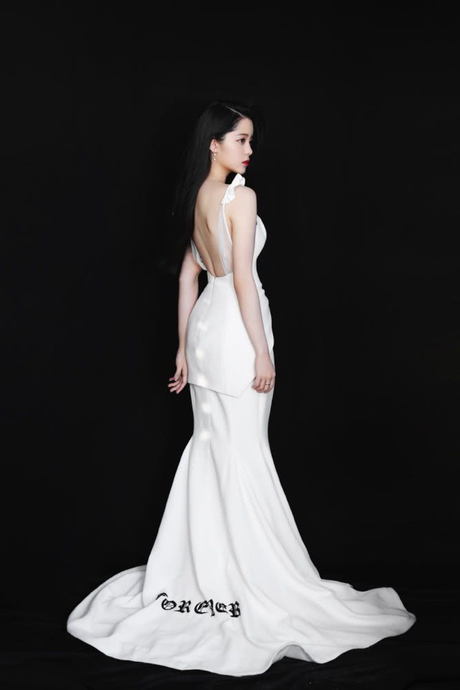 欧阳娜娜穿白衬衫女人味爆棚,想不心动都难