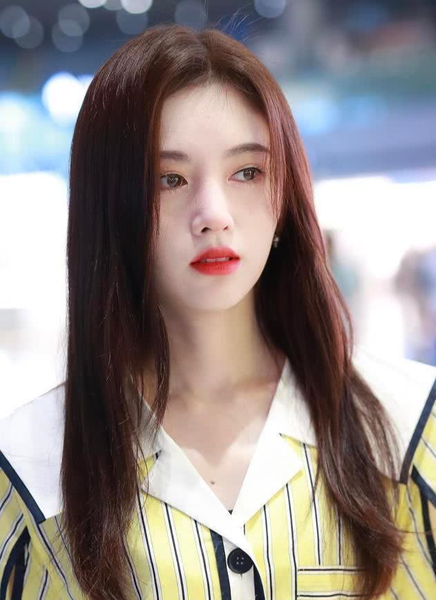 鞠婧祎机场街拍,小个子有大长腿离不开半身裙的功劳