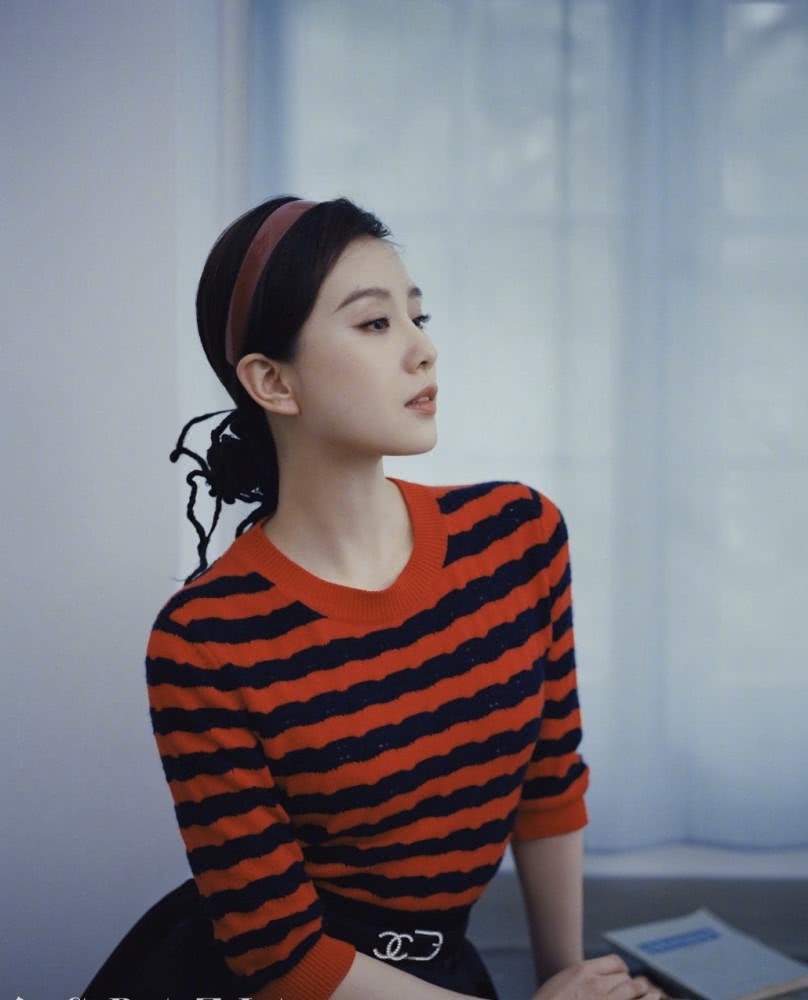 刘诗诗最新杂志大片曝光,戴多色发箍演绎小清新复古风,状态完美