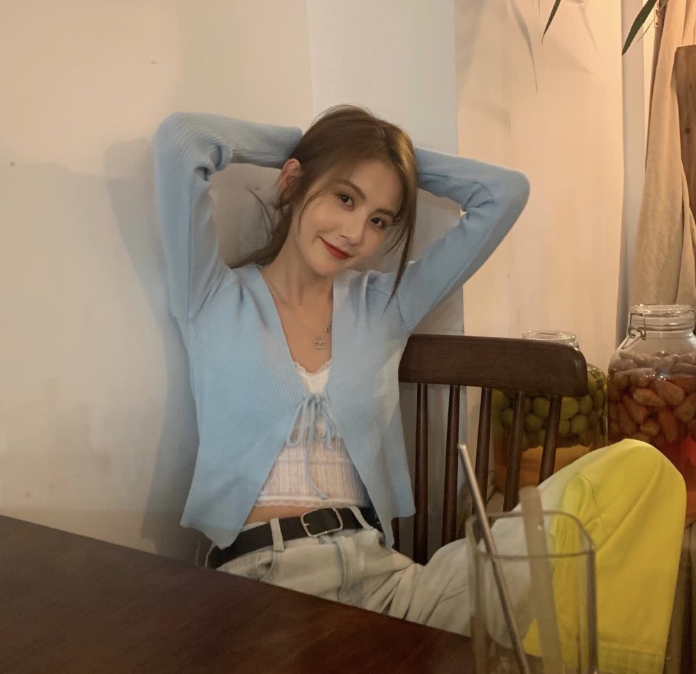 王思聪带新网红女友出街吃饭，亲密举动完全是热恋