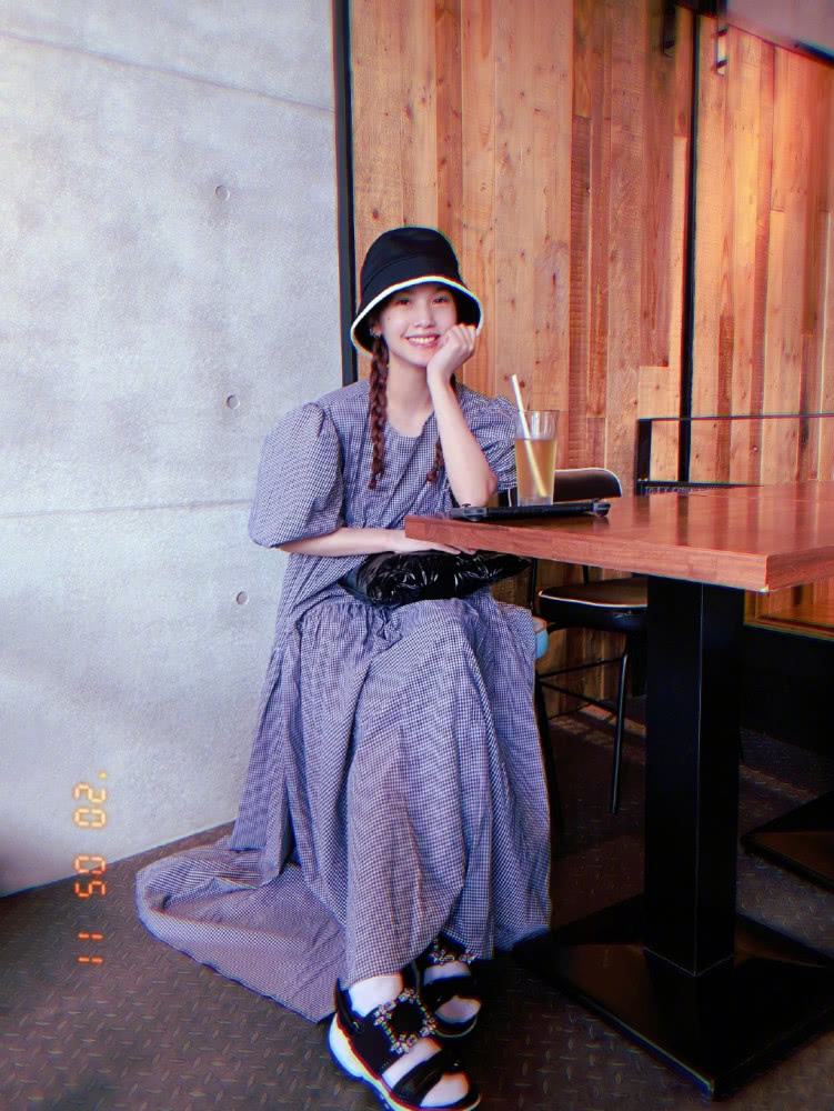 杨丞琳麻花辫配灯笼袖裙,嫩成18岁少女