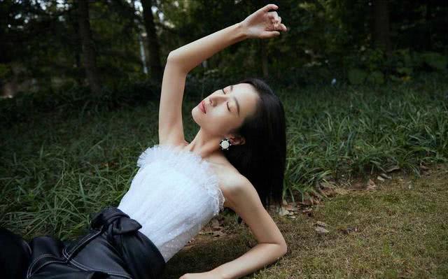 周雨彤穿抹胸上衣配高腰皮裤亮相,凸显好身材。