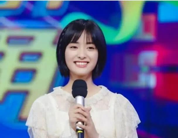 15款圆脸女生适合的短发发型，减龄瘦脸，提升气质！