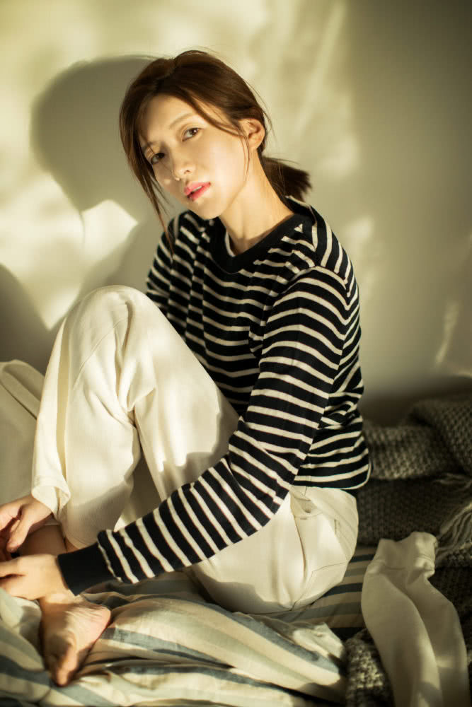 江疏影穿现代装满屏少女感,耳环真加分