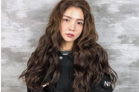 2020女生流行羊毛卷发型图片，短发长发烫减龄羊毛卷造型