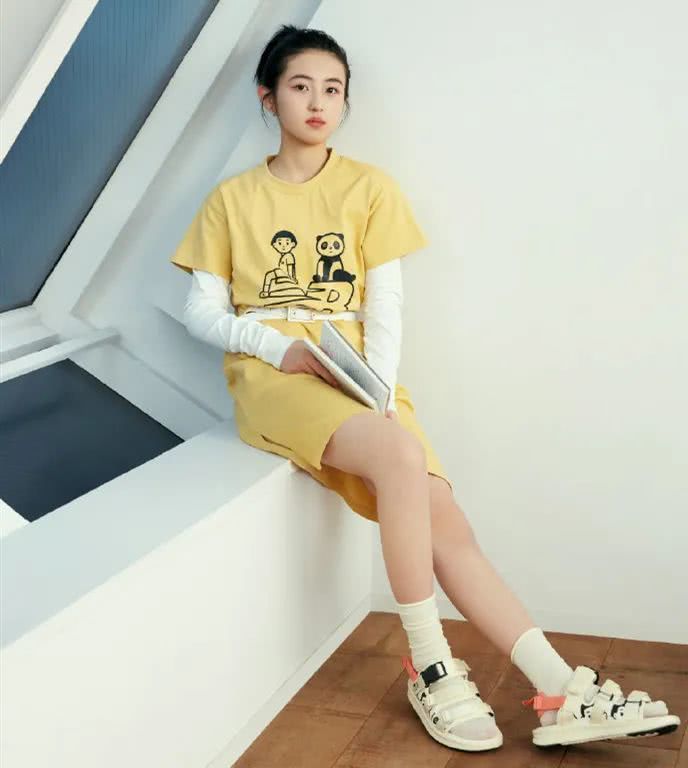 袜子搭配凉鞋太土？来看看杨幂、张子枫的正确搭法。爱了爱了