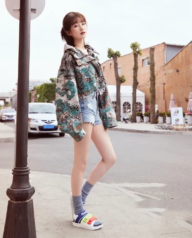 袜子搭配凉鞋太土？来看看杨幂、张子枫的正确搭法。爱了爱了