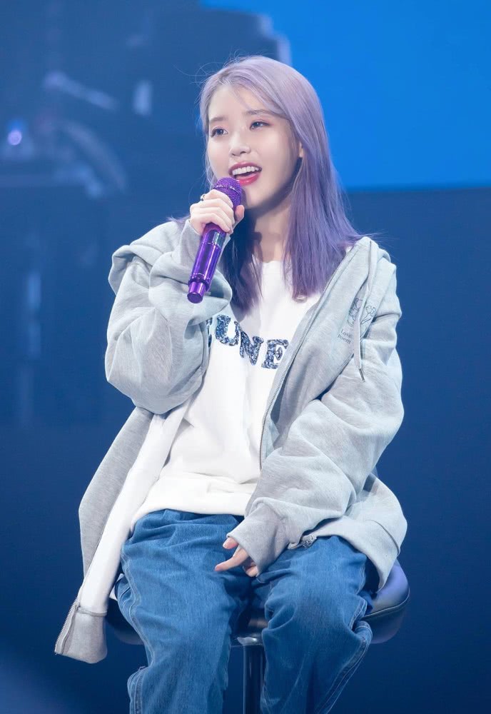 IU李知恩舞台SOLO，一身浅色穿搭气质甜美动人