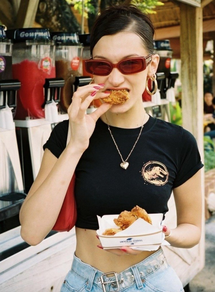 还在背大大水桶包？2020夏天流行腋下包，背起来干净利落！