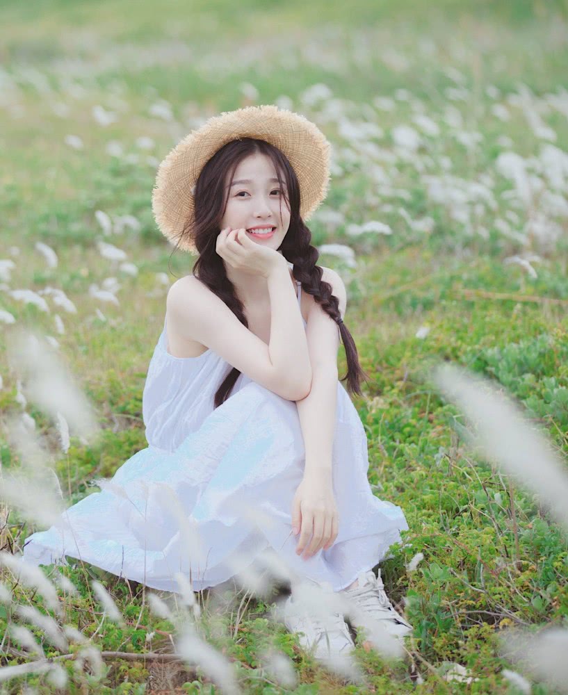 小作精虞书欣穿的“液体衣”火了，油亮亮的像要滴下来，潮爆了