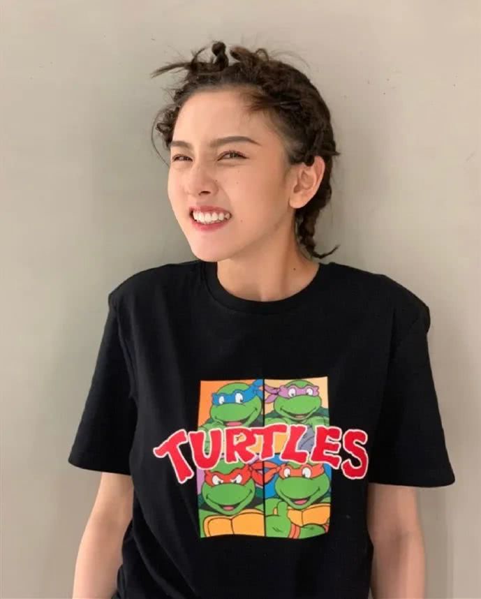 20岁女孩穿衣服多穿这种“动漫衣”，超减龄