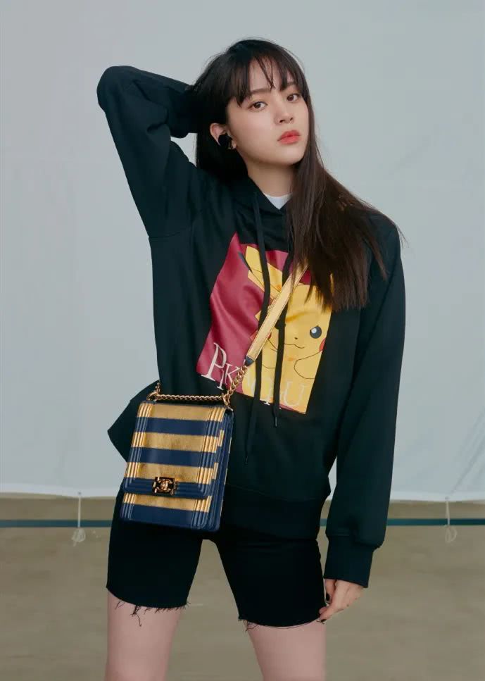 20岁女孩穿衣服多穿这种“动漫衣”，超减龄