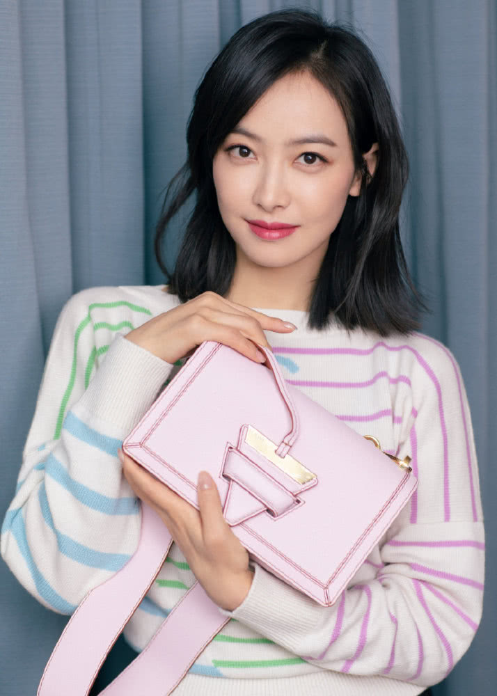 宋茜穿七彩针织衫背小粉包,少女感爆棚了