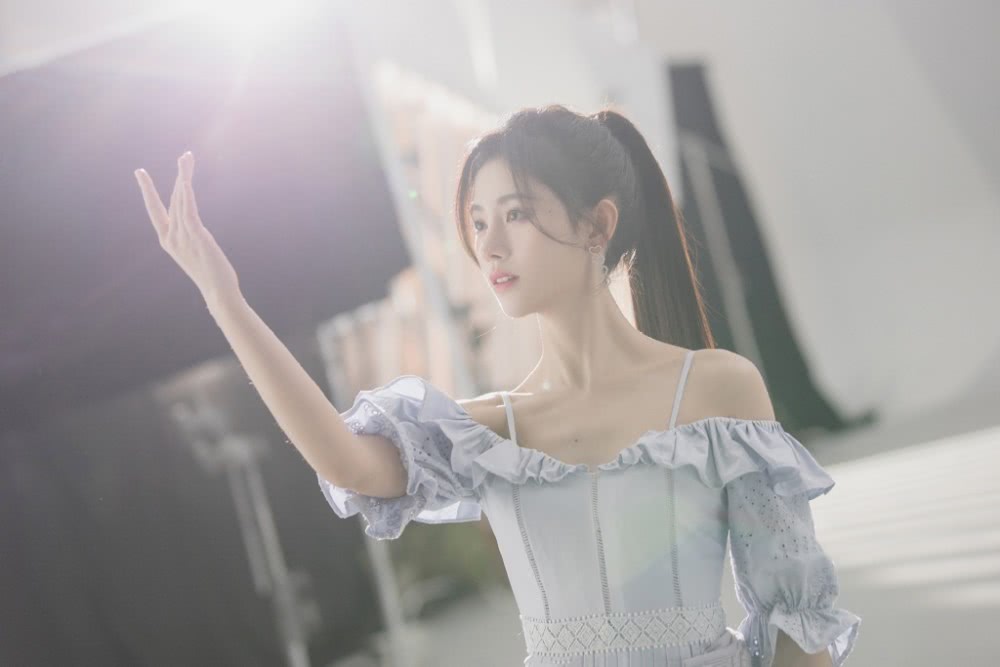 鞠婧祎吊带衫配高马尾被怒赞:当得起“四千年美女”