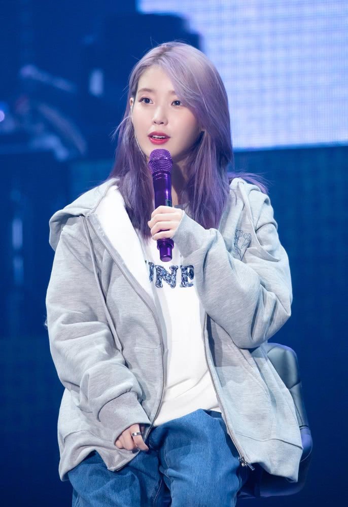 IU李知恩舞台SOLO，一身浅色穿搭气质甜美动人