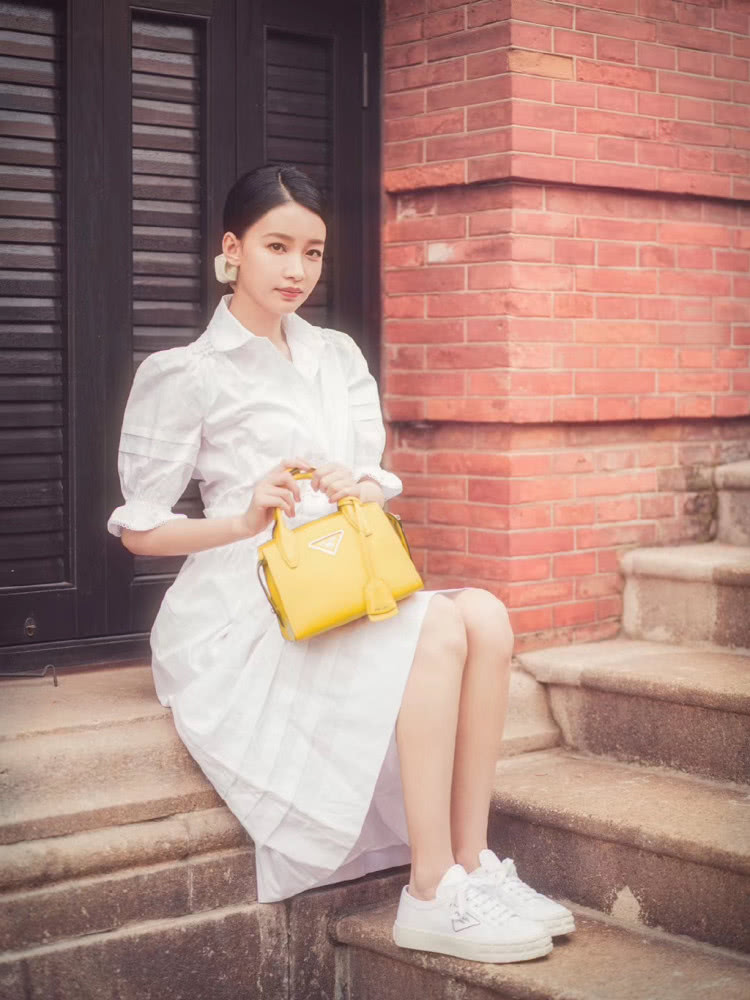 孙怡穿长裙甜似学生妹,丝毫看不出已结婚生子