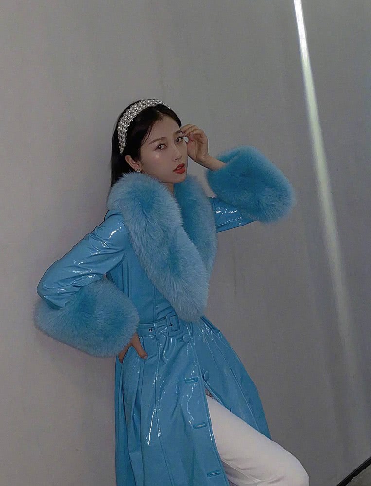 小作精虞书欣穿的“液体衣”火了，油亮亮的像要滴下来，潮爆了