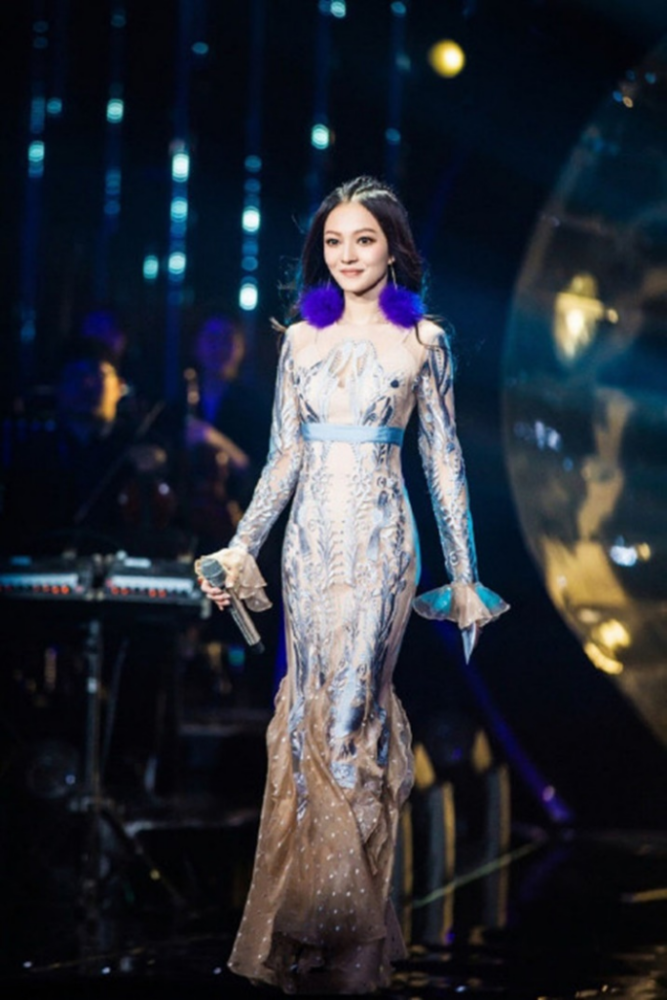 小个子张韶涵的穿衣打扮真时髦!这几套搭配技巧显高还有气质