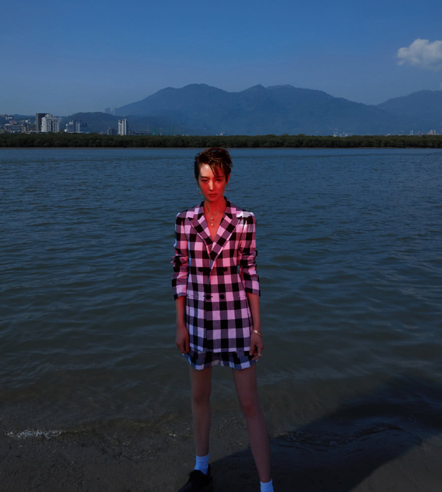 张钧甯短发太惊艳，配格子外套站海边，帅气得像换了个人