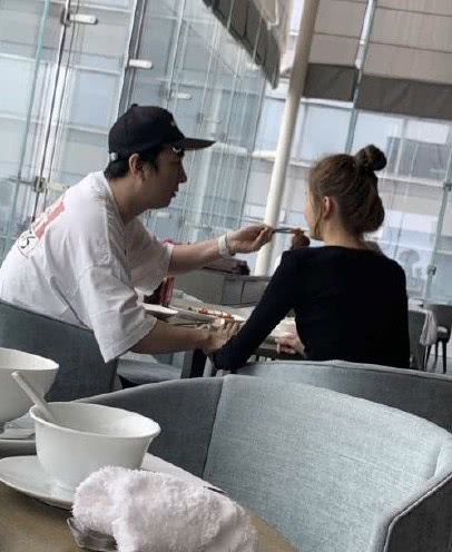 王思聪带新网红女友出街吃饭，亲密举动完全是热恋
