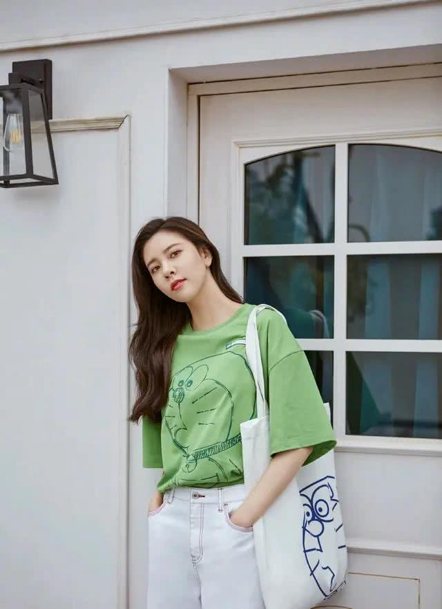 宋妍霏日常休闲搭配,复古风小蛮腰细节搭配太加分