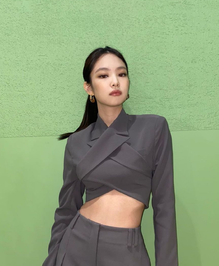 JENNIE穿西装在后背“挖”了个洞，效果却成00后最爱