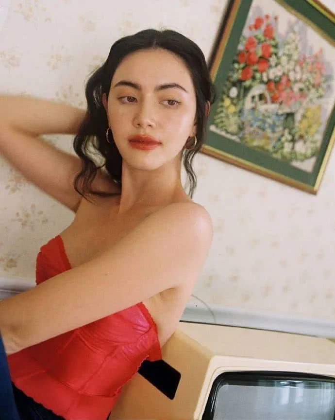 发量不够多的女人盯准这3款“小卷”就够了,披肩绑马尾都好看