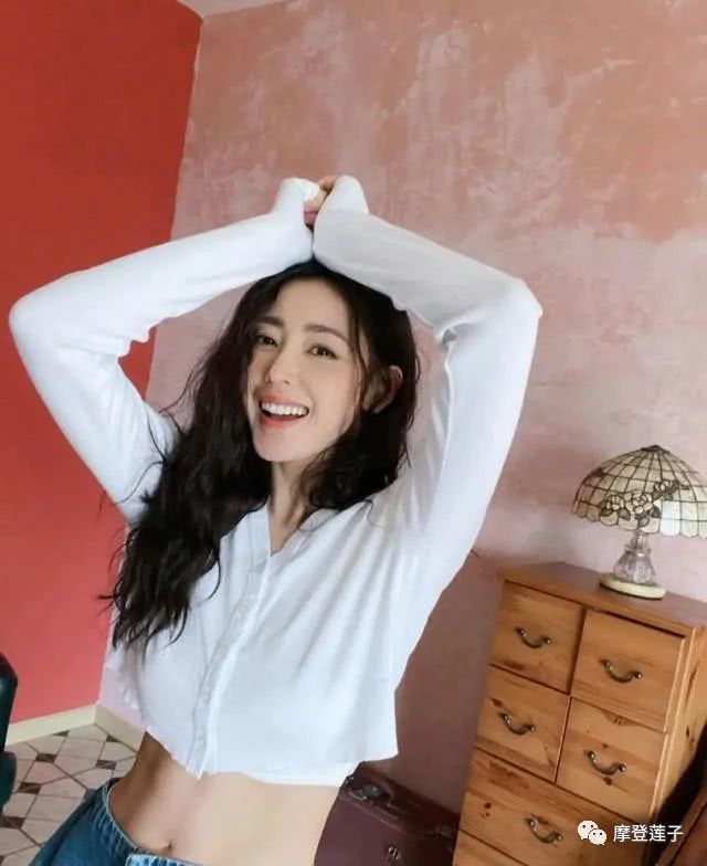 张天爱夏天穿搭太高级,水果色主调的穿搭造型清新又时尚