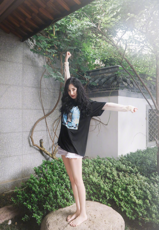 这些80后女星穿的一个比一个少女！减龄又潮酷，你喜欢谁的风格？