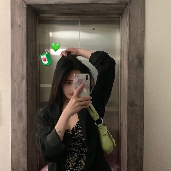 周洁琼示范初夏穿搭,西装里的碎花裙一般人真不敢穿