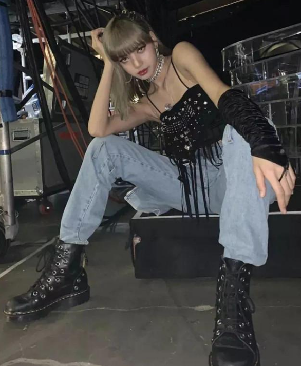 LISA只用牛仔裤也能穿出“花”,颜值高随便穿都美