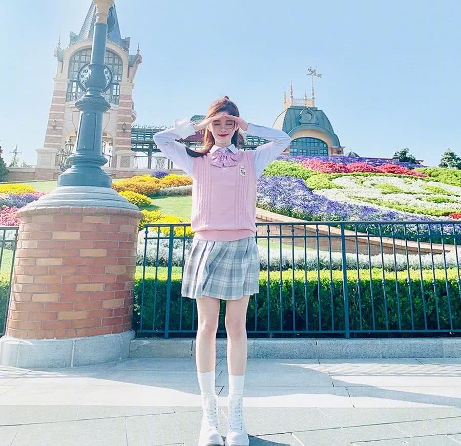 鞠婧祎去迪士尼像回自己家?穿JK制度秀美腿,P图技术太差变网红脸