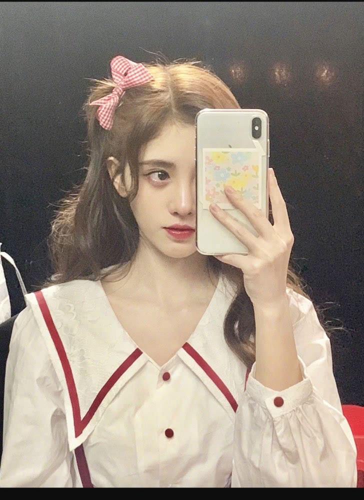 鞠婧祎去迪士尼像回自己家?穿JK制度秀美腿,P图技术太差变网红脸