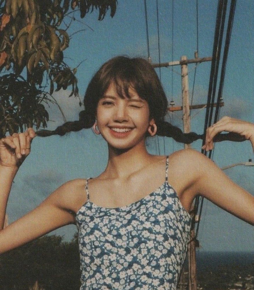 LISA夏季穿吊带衫秀小蛮腰,不愧为韩国女团出道