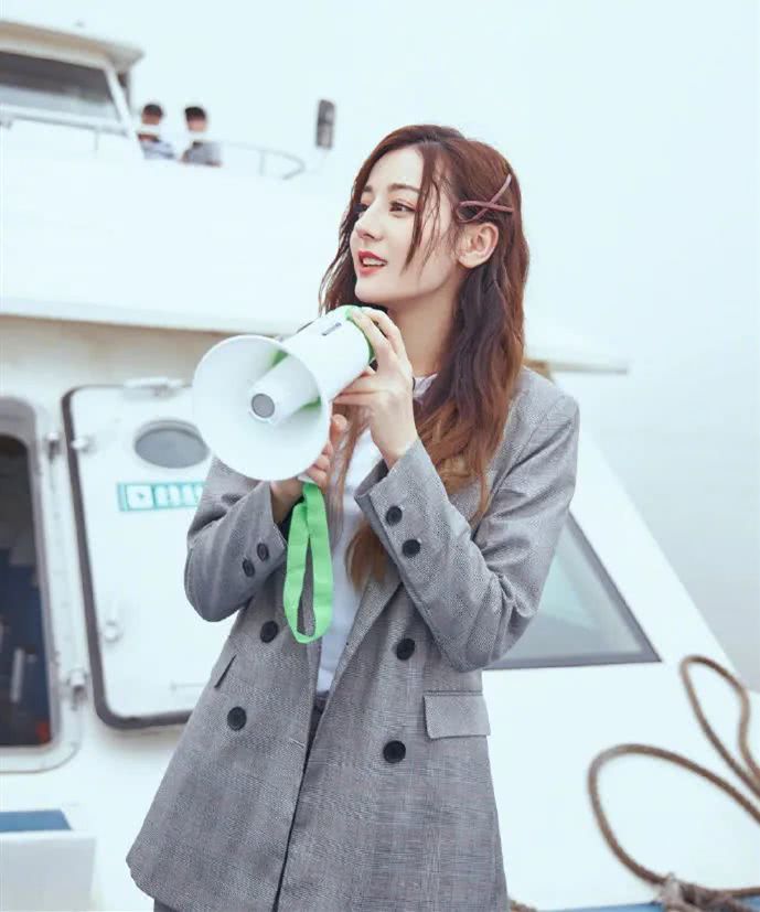 发量不够多的女人盯准这3款“小卷”就够了,披肩绑马尾都好看