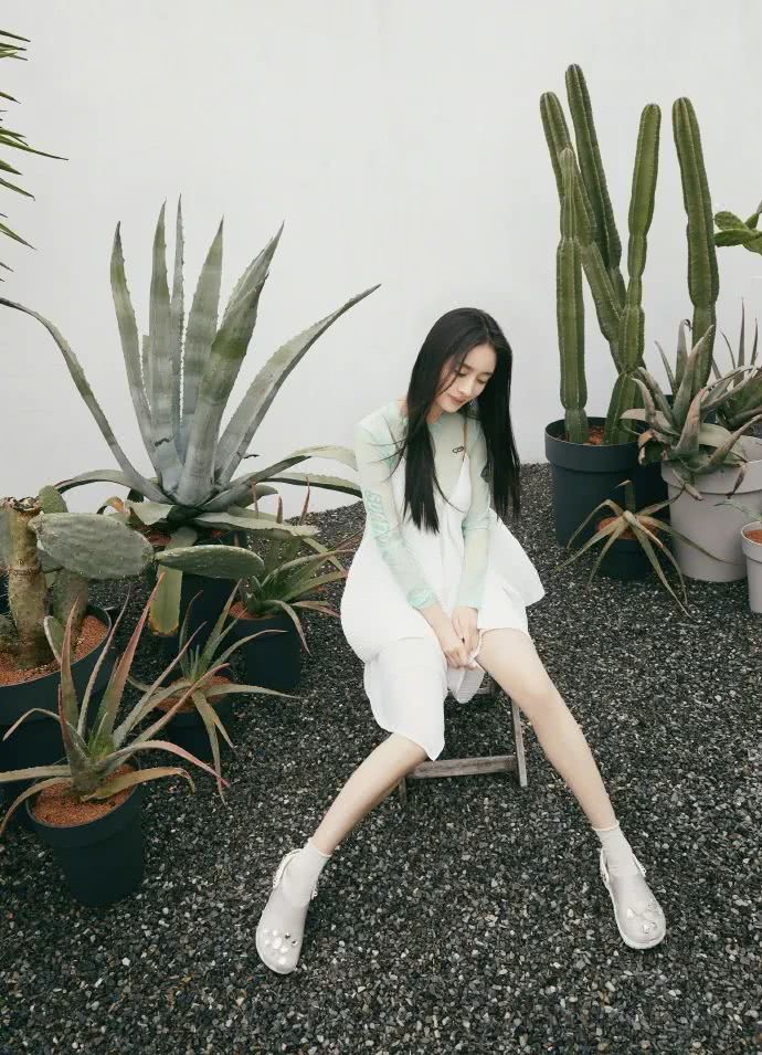 袜子搭配凉鞋太土？来看看杨幂、张子枫的正确搭法。爱了爱了