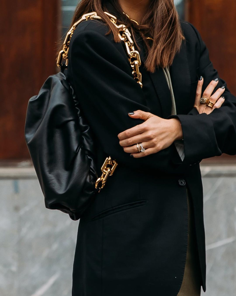 还在背大大水桶包？2020夏天流行腋下包，背起来干净利落！