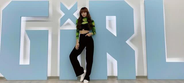 穿搭走性感路线的LISA，真的是“腰精”本人！