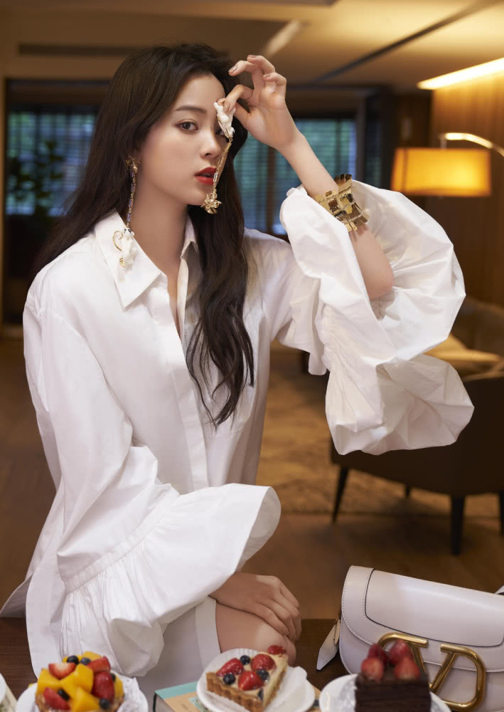 欧阳娜娜穿白衬衫女人味爆棚,想不心动都难