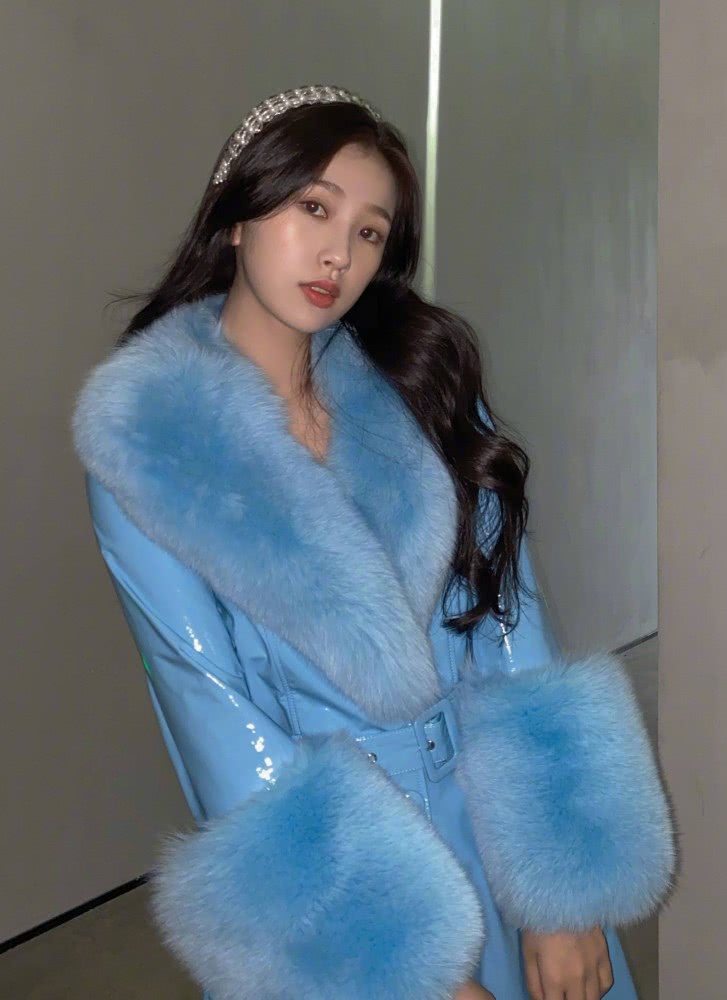 小作精虞书欣穿的“液体衣”火了，油亮亮的像要滴下来，潮爆了