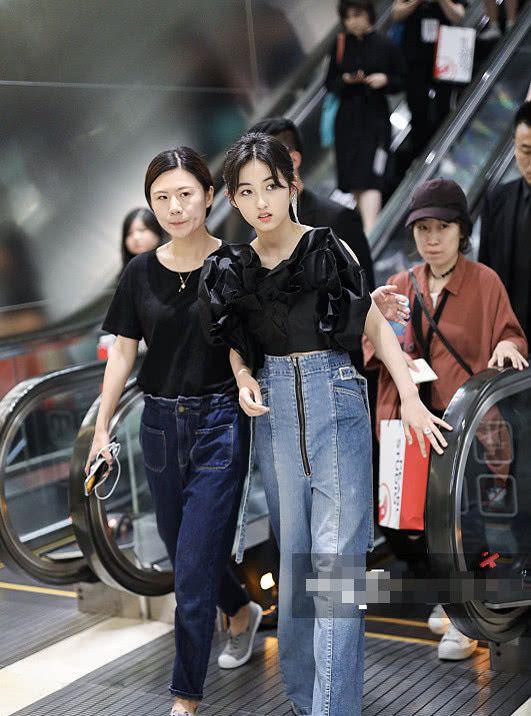 张子枫穿露胃装踩高跟鞋,成新晋"小腰精" – 尚街拍