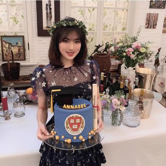 姚安娜齐肩发穿印花裙,媲美巴黎名媛舞会上的自己