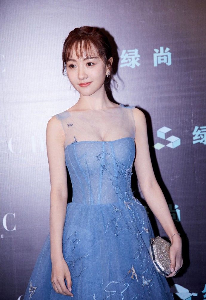 下图照片中,杨蓉穿了一件深蓝色镂空薄纱长裙,性感又温柔,39岁杨蓉穿