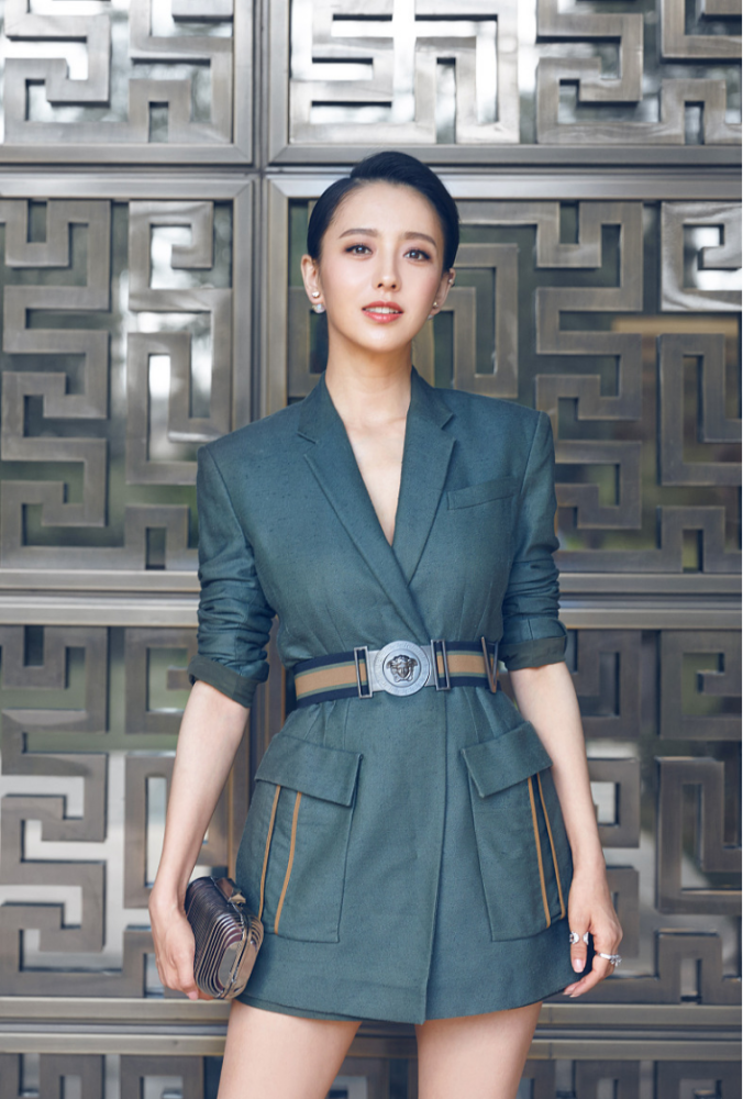 佟丽娅穿修身西装秀大长腿,曲线抢眼越来越性感